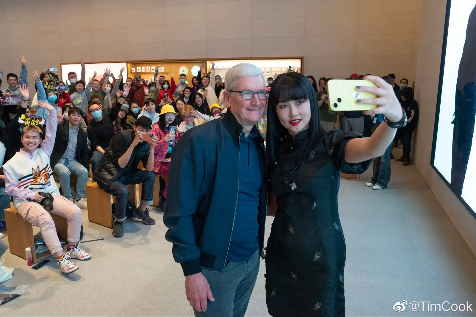 Apple i rekordförsäljning medan 'RAMageddon' hotar: Tim Cook lämnar över till John Ternus
